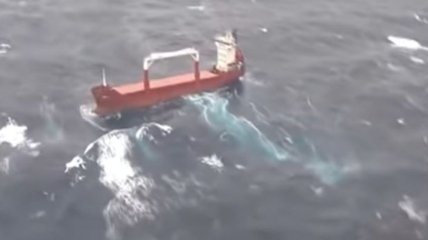 Украинское судно в штормящем море: появилось видео спасательной операции