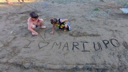 Спасенные из Мариуполя дети играются на пляже в Греции