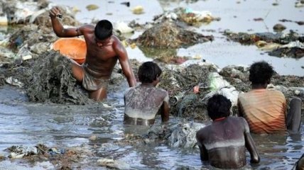 Что индусы вылавливают в самой грязной в мире реке?
