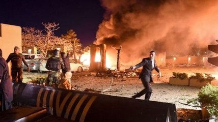 Вследствие теракта в Пакистане погибли люди: целью был посол Китая (фото и видео)