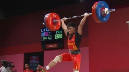 Китай идет в отрыв: тяжелоатлет из Поднебесной выиграл "золото" Олимпиады