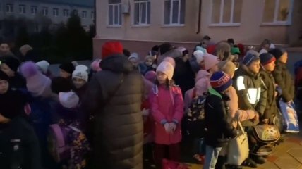 Детей намерены увезти в Ростов.