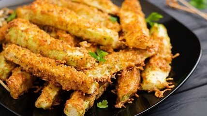 Такі кабачкові палички можна їсти й гарячими, й холодними
