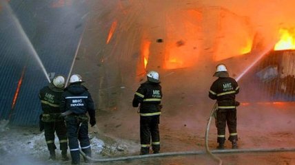 В Киеве охрана не пустила спасателей к загоревшимся ангарам