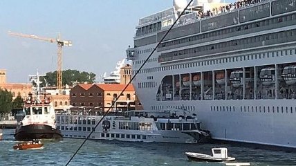 В Венеции лайнер с туристами врезался в причал и протаранил туристический катер