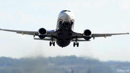 Boeing-737 вернулся в московский аэропорт "Внуково" после отказа двигателя