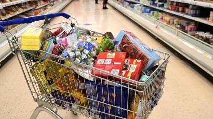 В Европе супермаркеты начали запасаться едой и лекарствами: названа причина