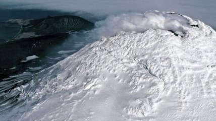Ученые на заснеженном острове в океане нашли озеро жидкой лавы