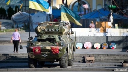 Аваков призывает "патриотов" с Майдана идти на фронт