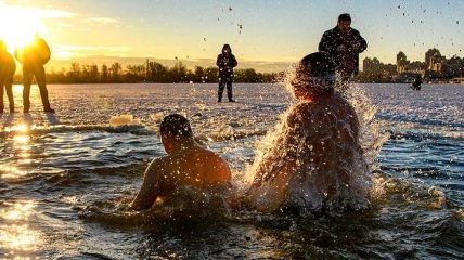 Массовые купания в проруби на Крещение: в ПЦУ объяснили, поможет ли это снять грехи