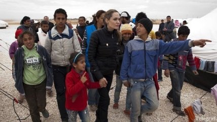 Анджелина Джоли посетила семьи сирийских беженцев в Иордании