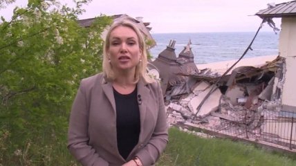 Бывшая российская пропагандистка на развалинах здания в Одессе, куда прилетела ракета оккупантов