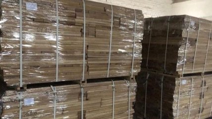 Подпольный цех древесины: полиция не нашла документов, зато нашла китайцев (Видео)