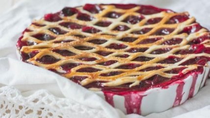 Рецепт дня: американский вишневый пирог (Видео)