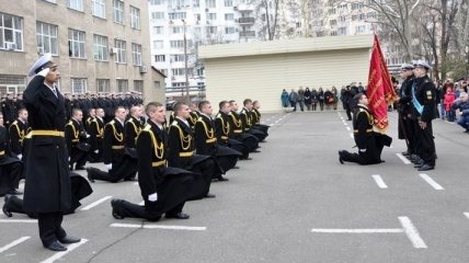 Курсанты, певшие в Крыму гимн Украины, стали лейтенантами в Одессе