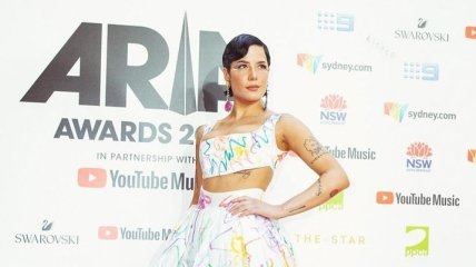 Aria Awards: Певица Холзи вышла на красную дорожку в платье ручной работы (Фото)