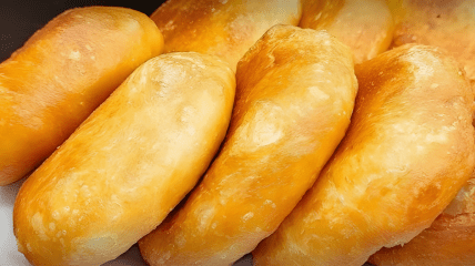 Біляші на цибулевому тісті