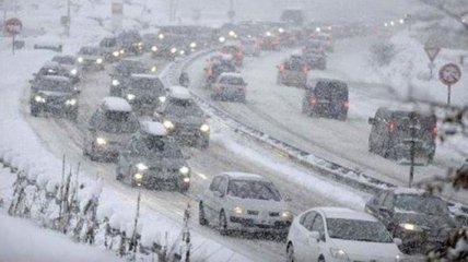 Киев замело снегом: дороги чистят более 300 единиц техники