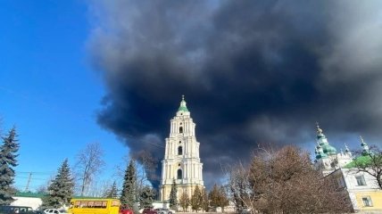В українських містах після обстрілу – масштабні пожежі