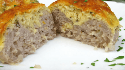 Соковиті м’ясні гнізда у духовці під сиром