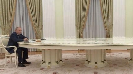 путин встретился с генсеком ООН за длинным столом