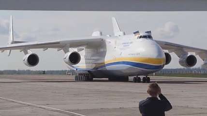 В Украину прибыл Ан-225 "Мрия" с гуманитарным грузом: видео