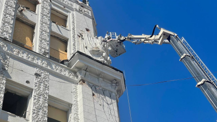 На здании горсовета Харькова закрыли запрещенный герб СССР