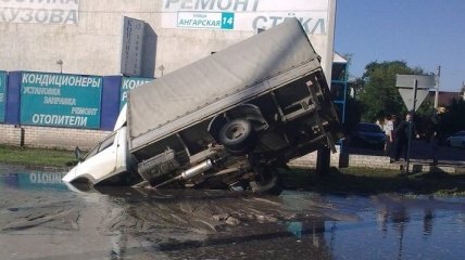 В Харькове грузовик провалился под асфальт