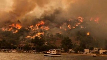 В Турции выросло число погибших от пожара, огонь почти добрался до ТЕС и аэропорта Бодрум (фото, видео)