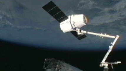 НАСА пристыковали американский частный "грузовик" Dragon к станции