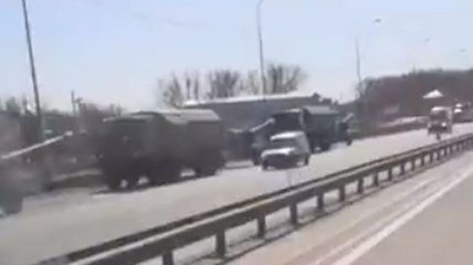 На границе с Украиной были замечены колонны военных грузовиков РФ с заклеенными номерами (видео)