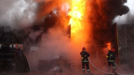 В Хмельницком произошел масштабный пожар на складе автозапчастей