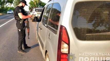 Під час рейду в Маріуполі поліцейські вилучили зброю та наркотики (Відео)