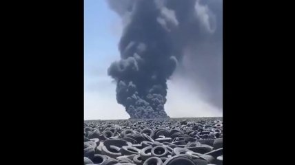 На найбільшому звалищі шин в світі спалахнула масштабна пожежа: дим видно з космосу (фото, відео)