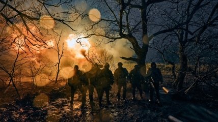 Українські військові ведуть вогонь по ворожим позиціям
