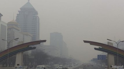 Густой смог продолжает окутывать Китай 