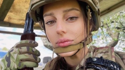 Девушка не первый год в рядах военных