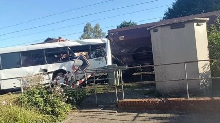 В Германии поезд столкнулся с автобусом, есть пострадавшие