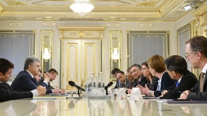 Порошенко принял послов G7 и обратился к ним с просьбой