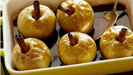 Вкусный осенний десерт: яблоки, запеченные с медом и клюквой