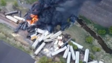 В США сошел с рельсов поезд с опасным веществом: на месте ЧП разгорелся пожар - подробности и видео