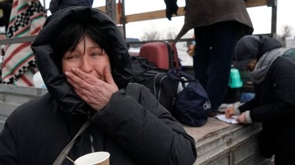 Те, кому повезло вырваться из Мариуполя на подконтрольную Киеву территорию, не верят своему счастью. Фото Getty Images