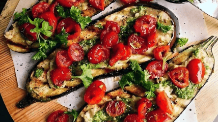 Жареные баклажаны с помидорами, хумусом и песто