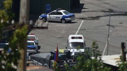 В Ереване возле захваченного здания полиции слышны взрывы