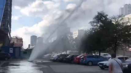 В центре Киева "заработал" огромный гейзер: видео  