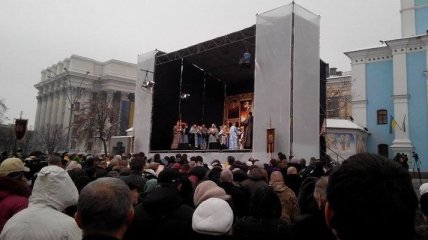 На Михайловской площади в Киеве молятся за Украину