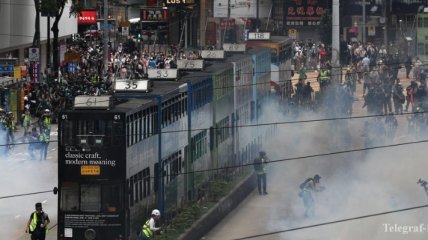 Протестующие Гонконга вернулись на улицы: полиция разгоняет демонстрантов слезоточивым газом