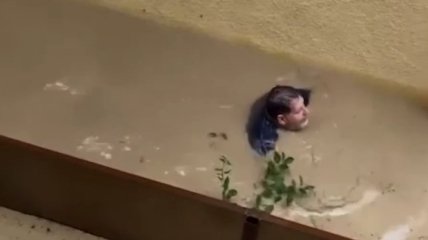 Сирены воют, автомобили и люди проплывают мимо: в Сочи случился масштабный потоп (видео) 