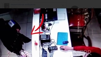 Шарят по карманам без зазрения совести: в сети показали, как орудуют воровки в Днепре (видео)