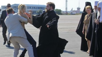 К Патриарху Кириллу в "Борисполе" бросилась активистка FEMEN
